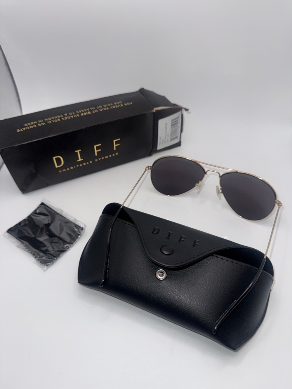 DIFF Charitable Eyewear Aviator Sunglasses Gold Frame Smoke Lens NWT w/ Case - Picture 4 of 6